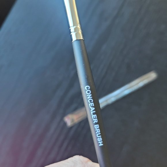 Younique Concealer Brush - Picture 3 of 6
